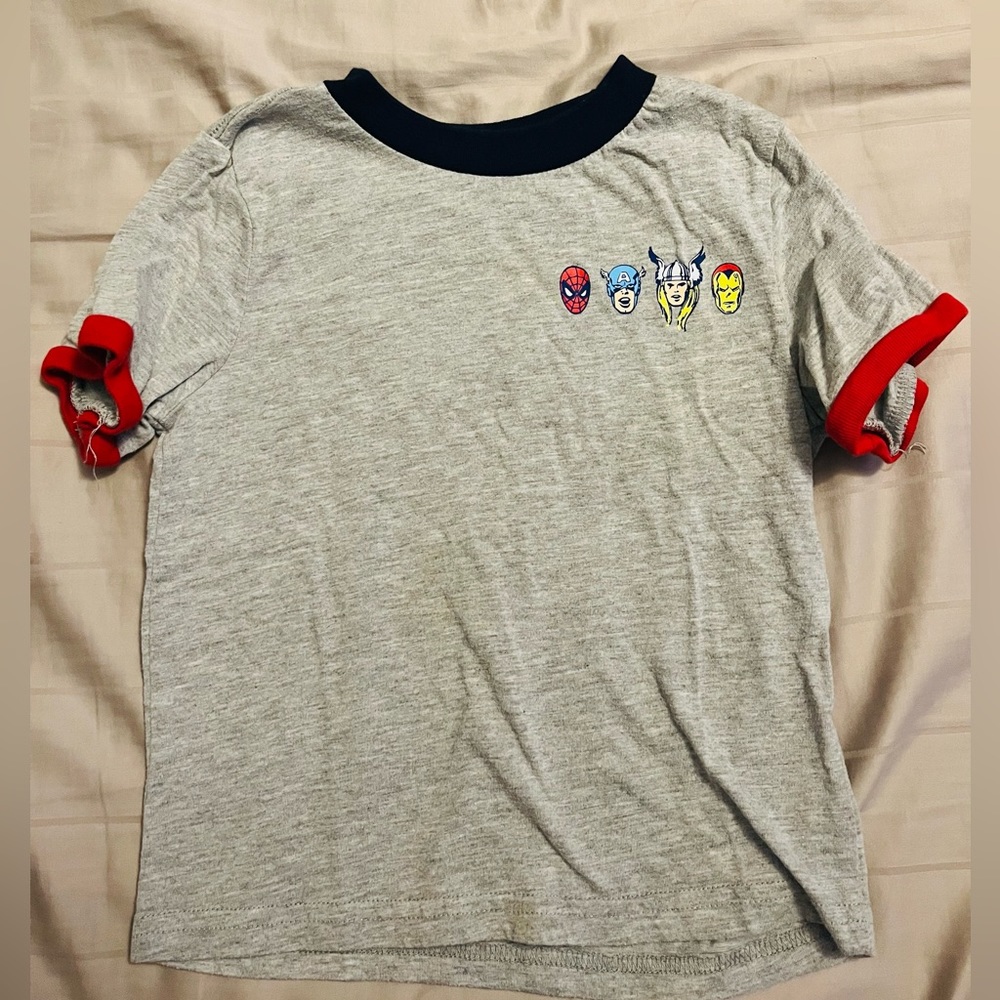 Boys Marvel Avengers Gray T-shirt. Size 3T. Great condition.